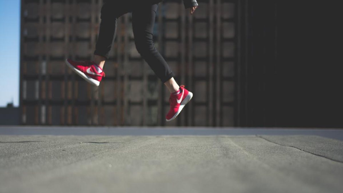 Красные кроссовки Nike в прыжке