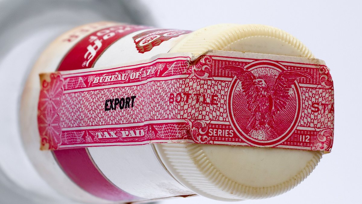 Акцизная марка на горлышке бутылки