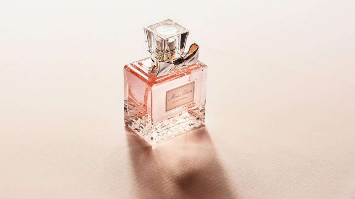 Флакон духов Miss Dior крупным планом