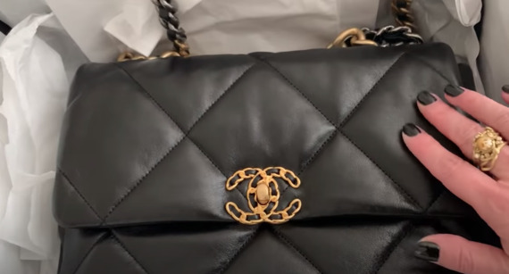 Сумка Chanel 19: как отличить оригинал от подделки